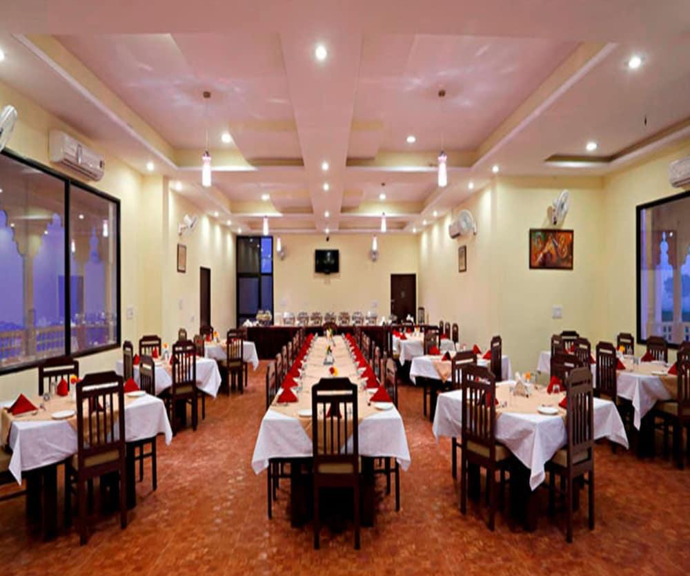 Om Rudrapriya Holiday Resort - Restaurant