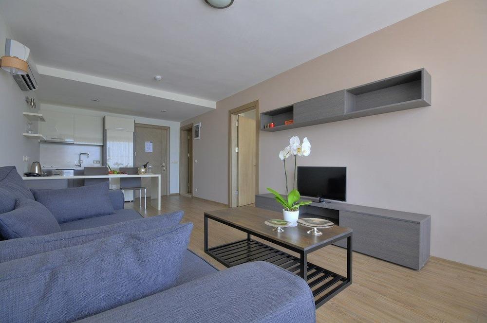 Delmar Suites & Residence - Living Room