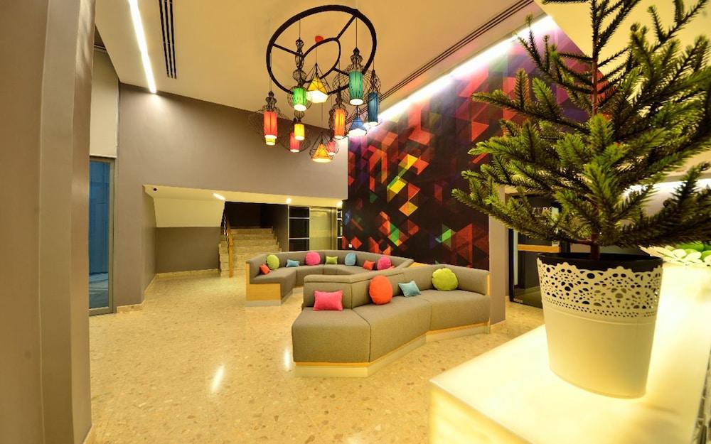 Bizotel Premier Hotel & Residence - Lobby Sitting Area