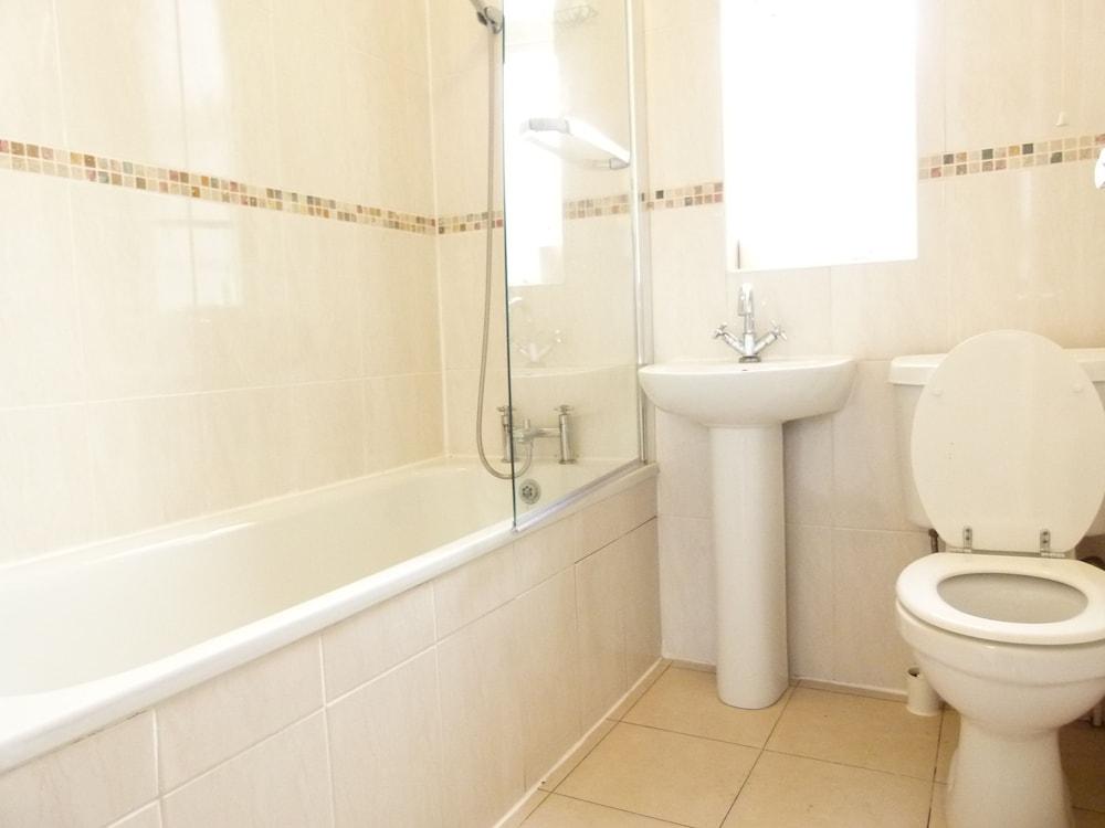 SS Property Hub - Canary Wharf Family Apartment - Bathroom