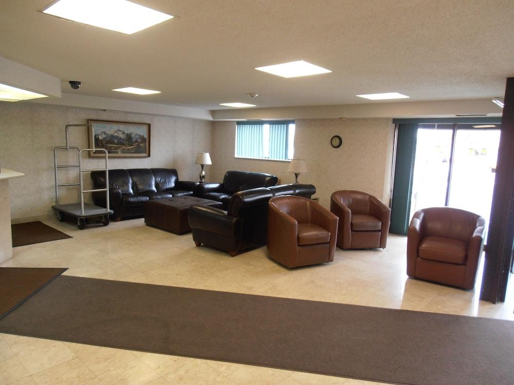 The Floral Park Motor Lodge - Lobby Sitting Area