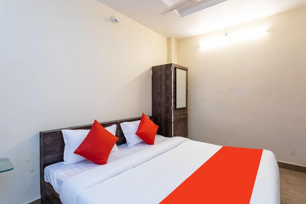 OYO 36211 Hotel Padma Palace - Room