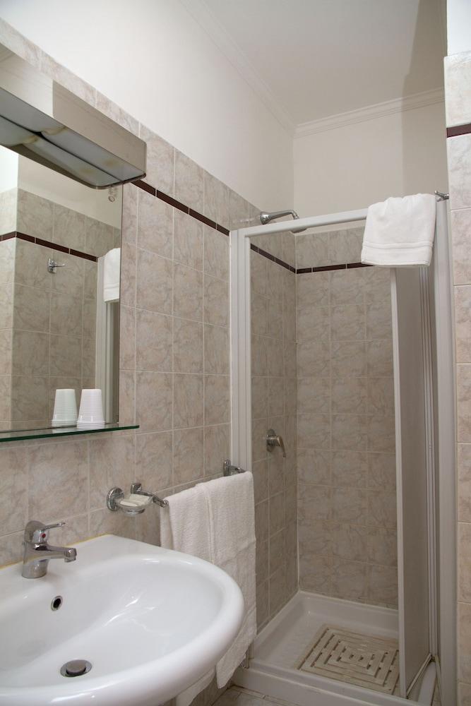 Gaudí Guesthouse - Bathroom