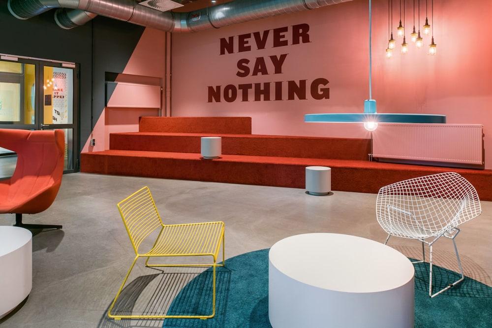 The Social Hub Rotterdam - Lobby Lounge