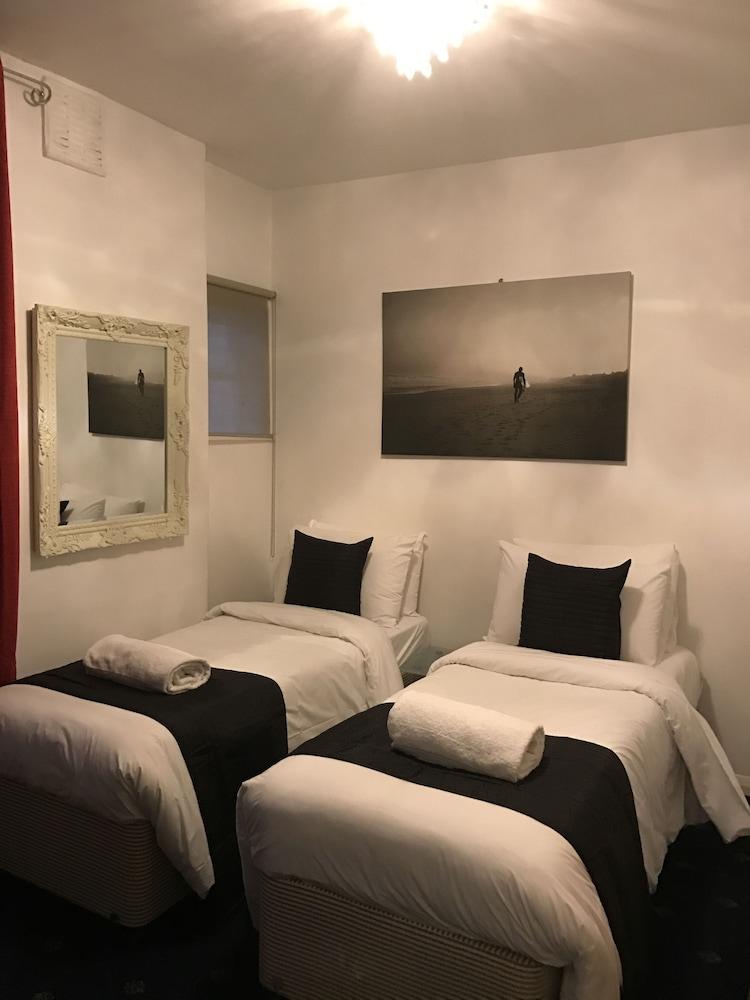 Carlton Kensington Apartments - Room