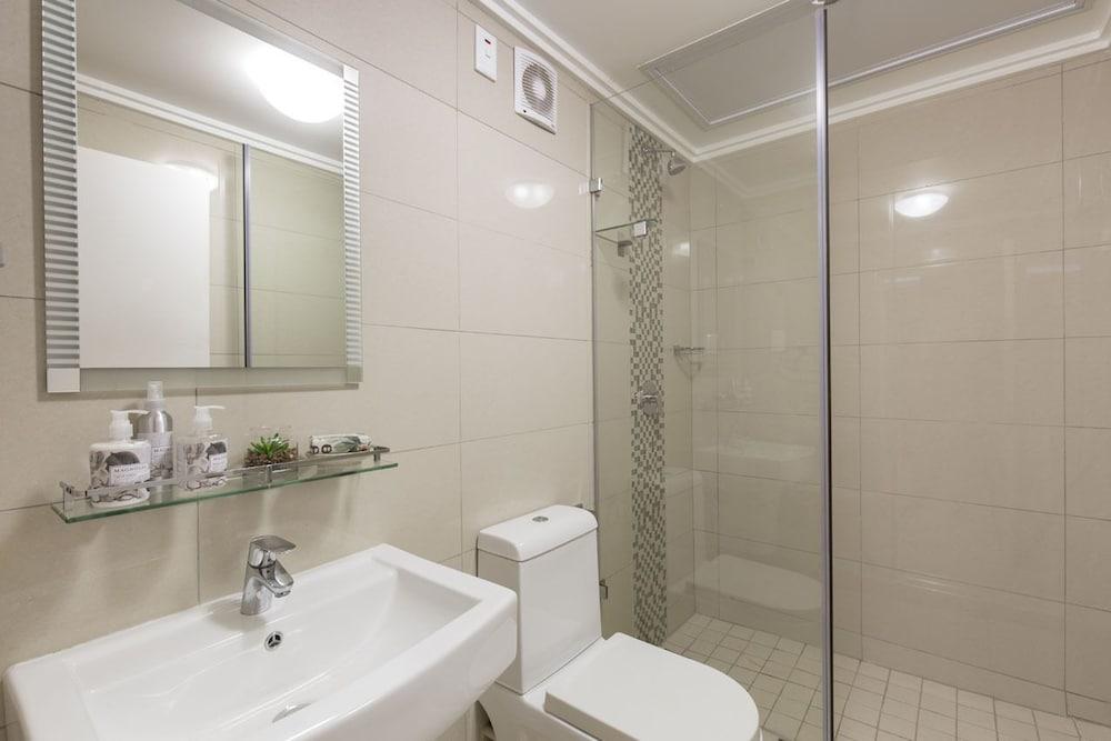 Savannah Park Luxury  Apartments - Bathroom