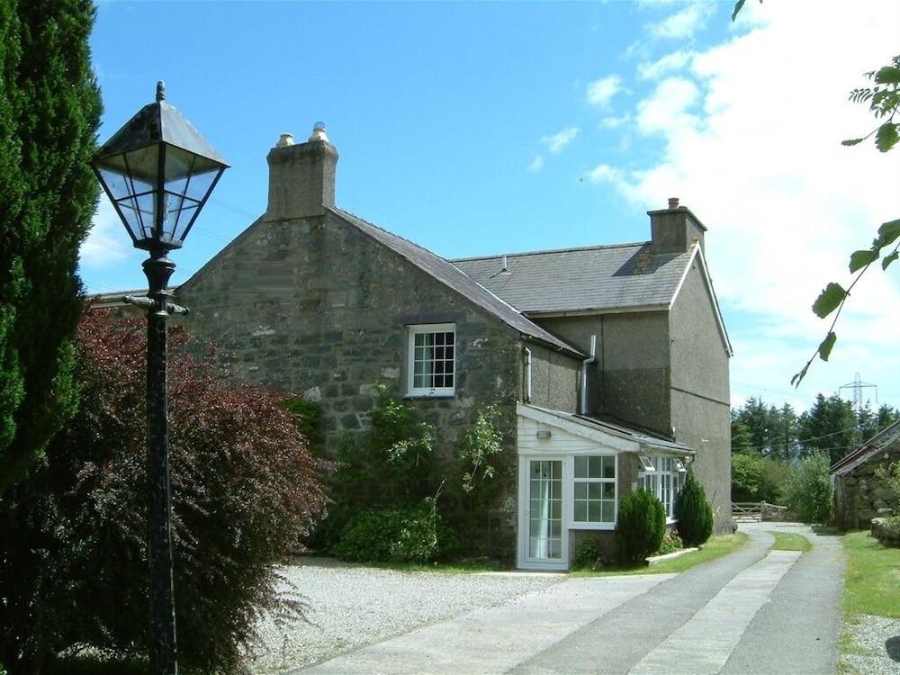 Cefn Uchaf Guesthouse - Featured Image