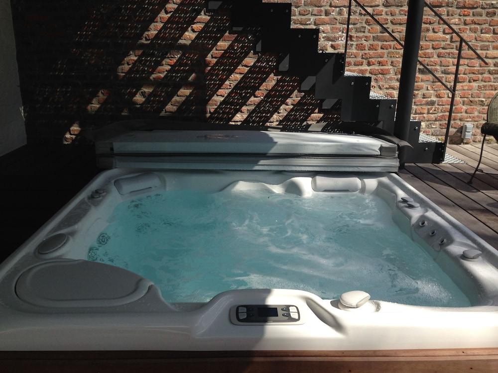 Red & Breakfast - Outdoor Spa Tub