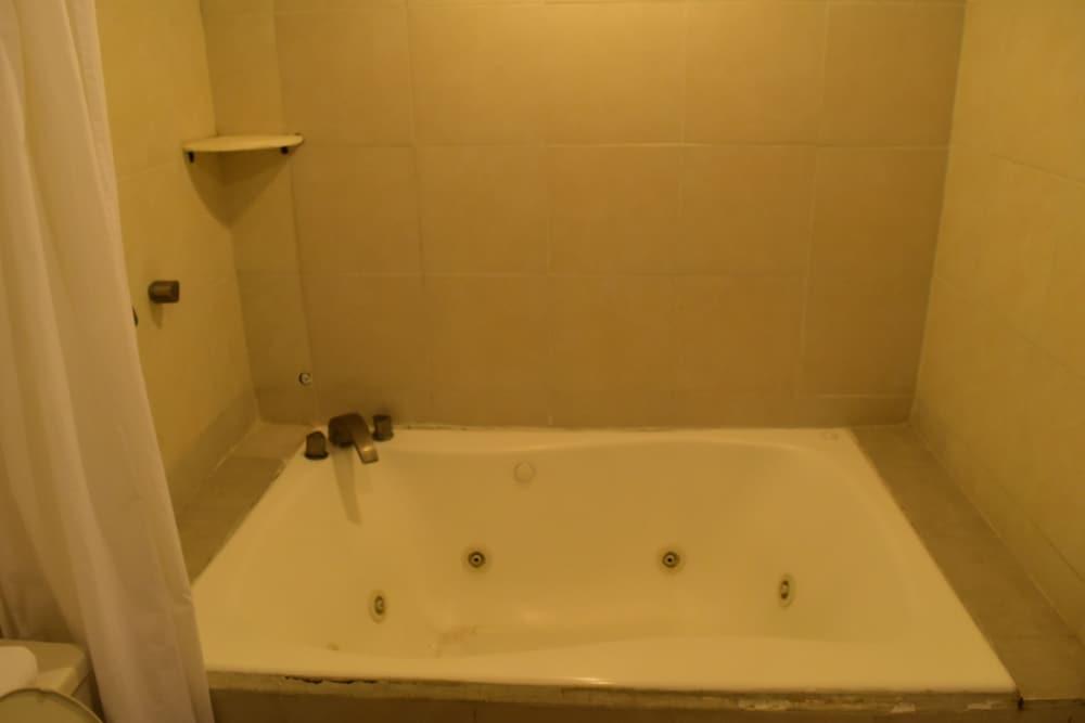 Hotel San Pedro - Bathroom