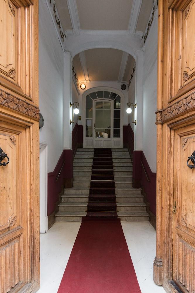 Hostal Lesseps - Interior Entrance