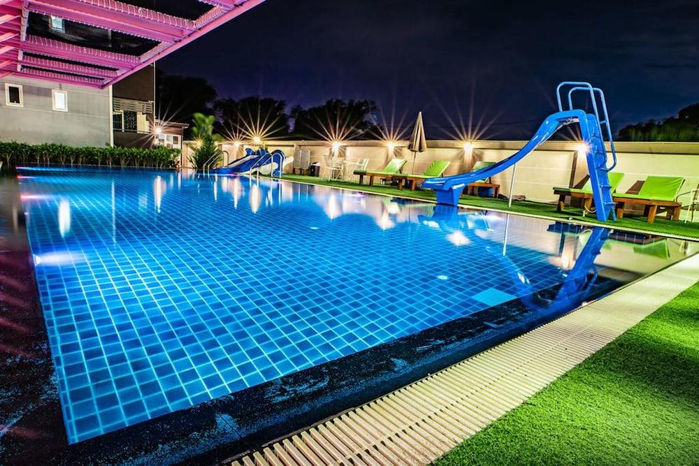 Gold Airport Suites - Outdoor Pool