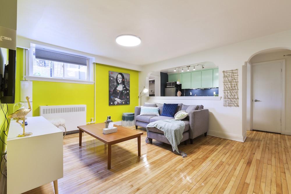 Colourful 2-bedroom Apartment - Featured Image