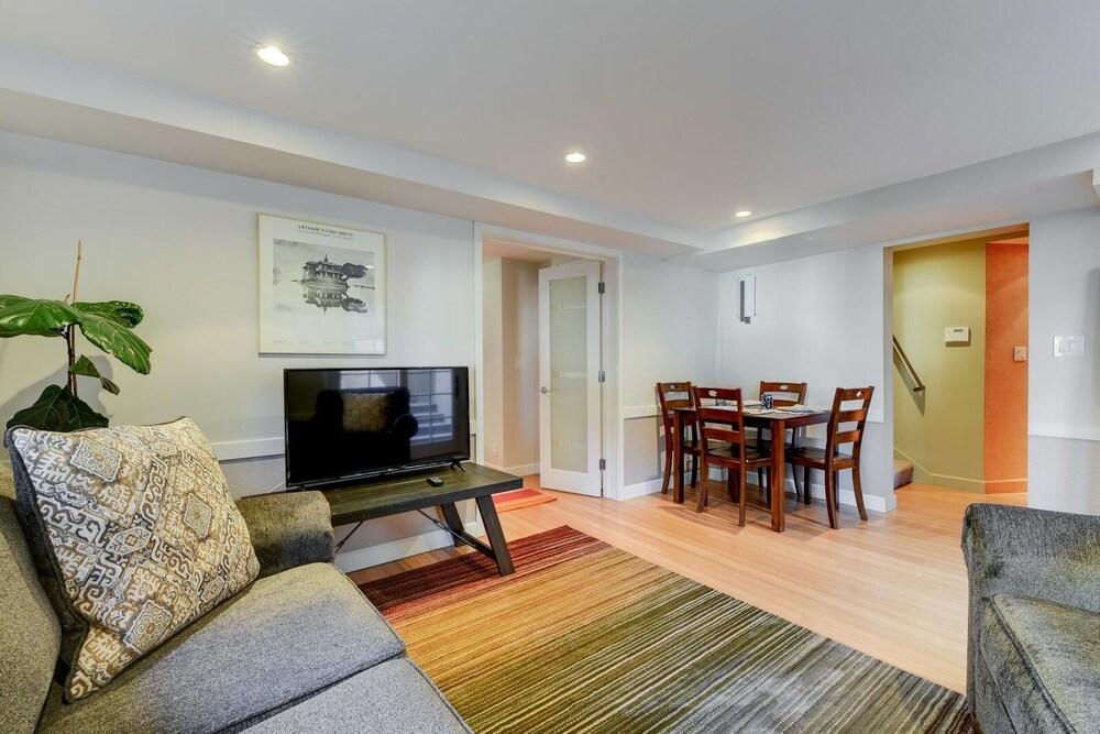 Aesthetically Elegant Downstairs Unit In Oakland 1 Bedroom Apts by Redawning - Living Room
