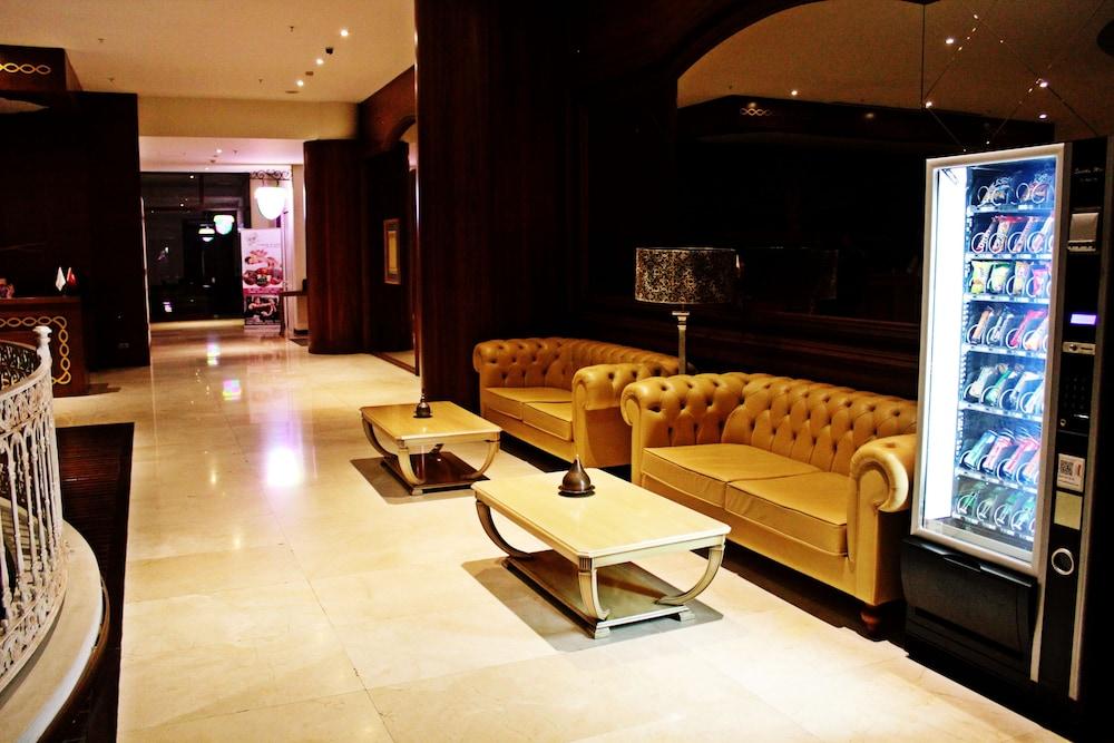 SAW Apartments - Lobby Sitting Area