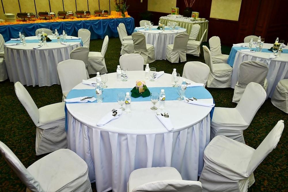 Days Hotel Batangas - Banquet Hall