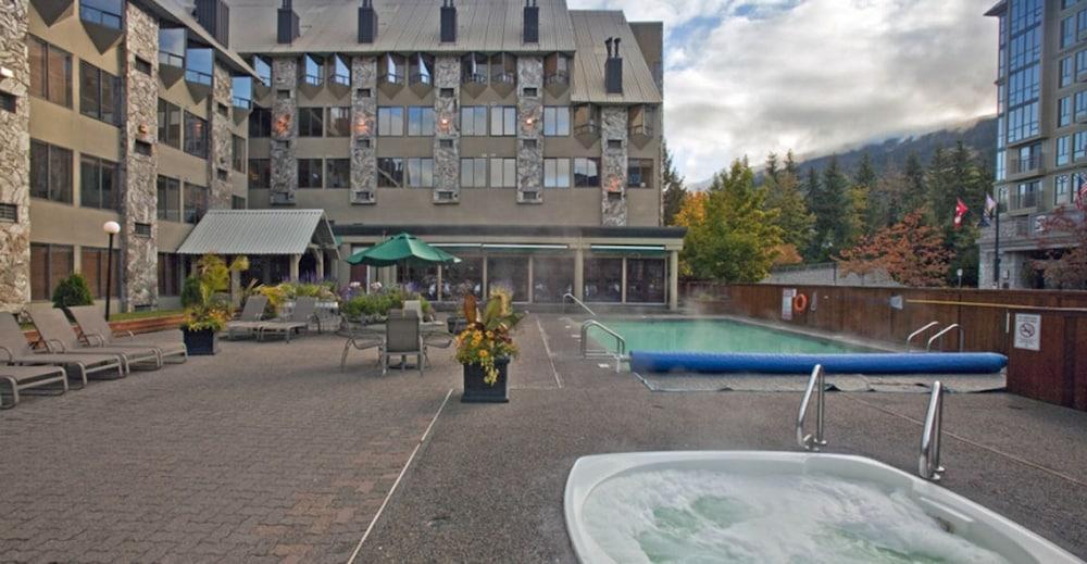 Mountain Side Hotel Whistler by Executive - Outdoor Pool
