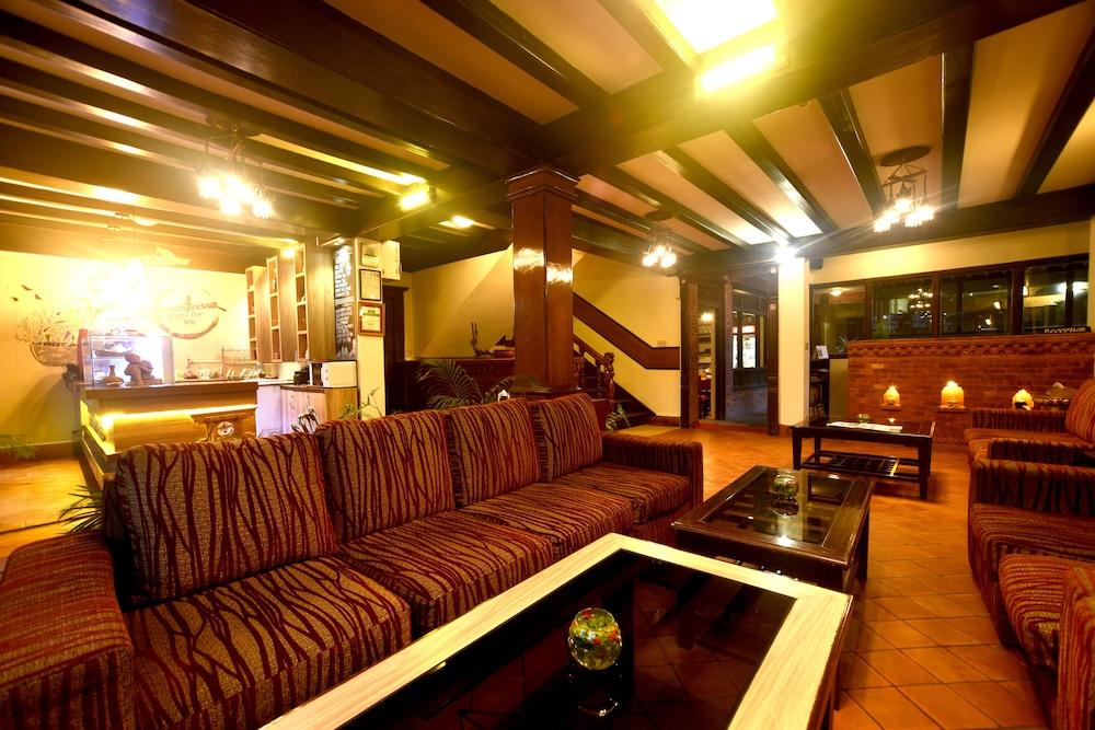 Vajra Guest House & Restaurant - Lobby Sitting Area
