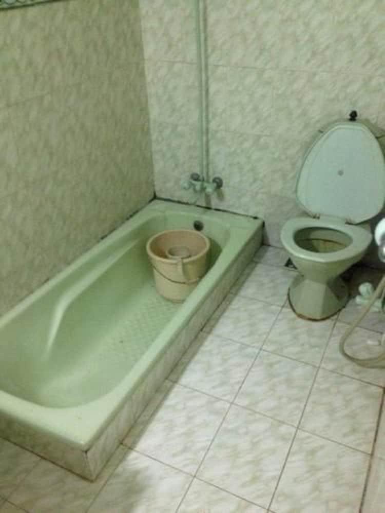 Flashman's Hotel - Bathroom