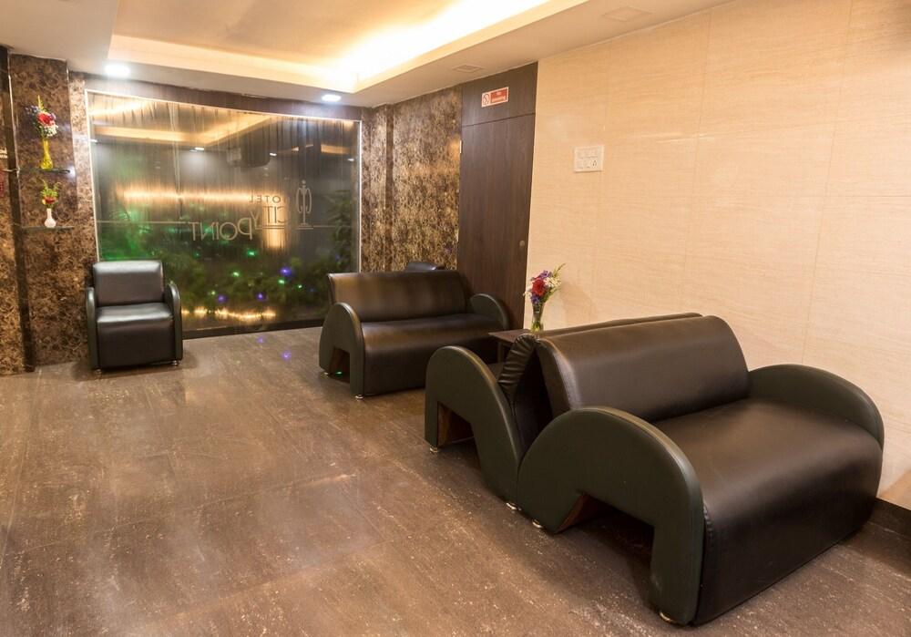 Hotel City Point - Lobby Sitting Area