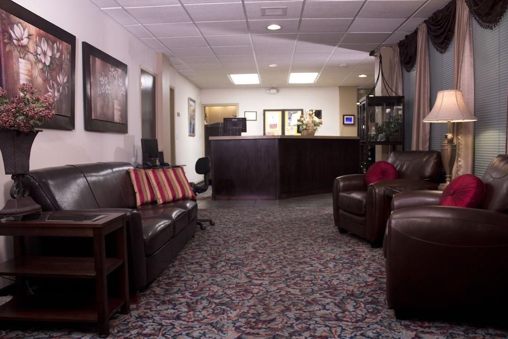 FairBridge Inn & Suites Lewiston - Lobby Sitting Area