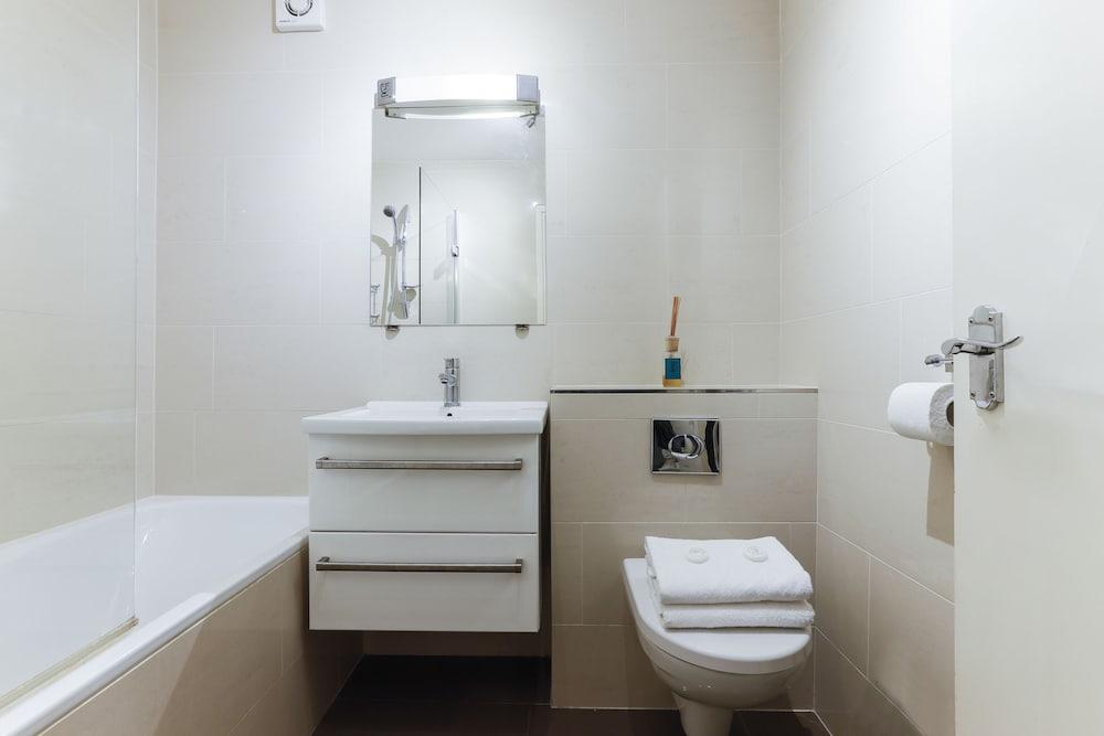 Westminster King Apartments - Bathroom