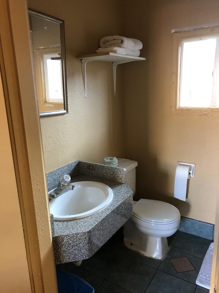 Capri Motel - Bathroom
