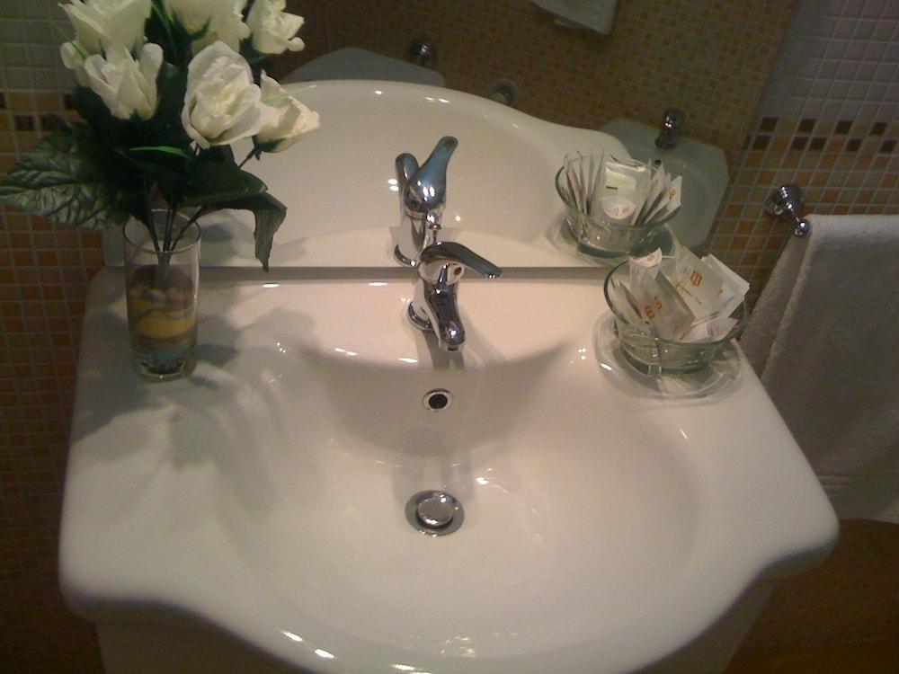 أفي رومز - Bathroom Sink