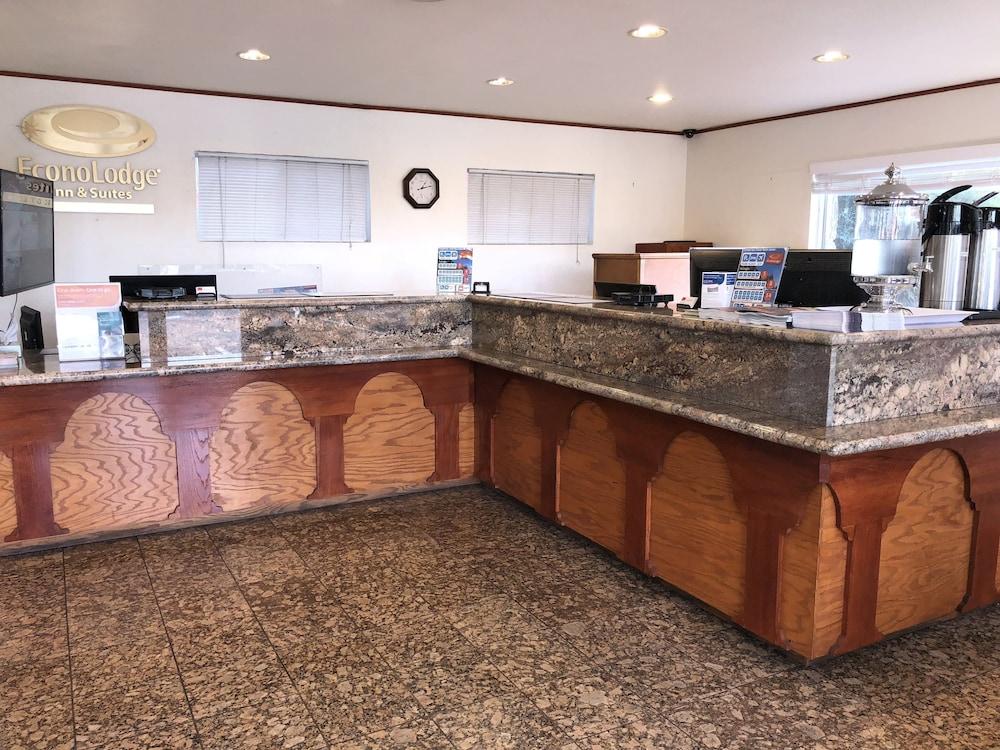 Econo Lodge Inn and Suites Oakland Airport - Reception