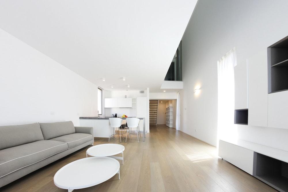Be Apartments Volturno - Living Room