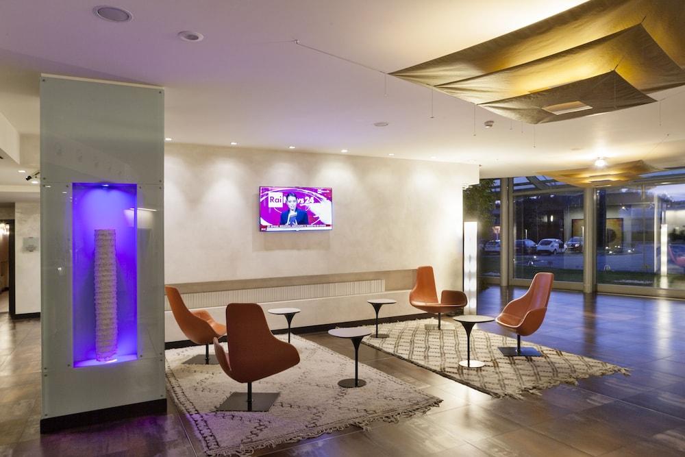 Hotel Cruise - Lobby Sitting Area
