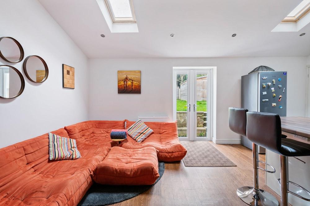 NEW Bright & Stylish 4BD Home City Centre of Leeds - Featured Image