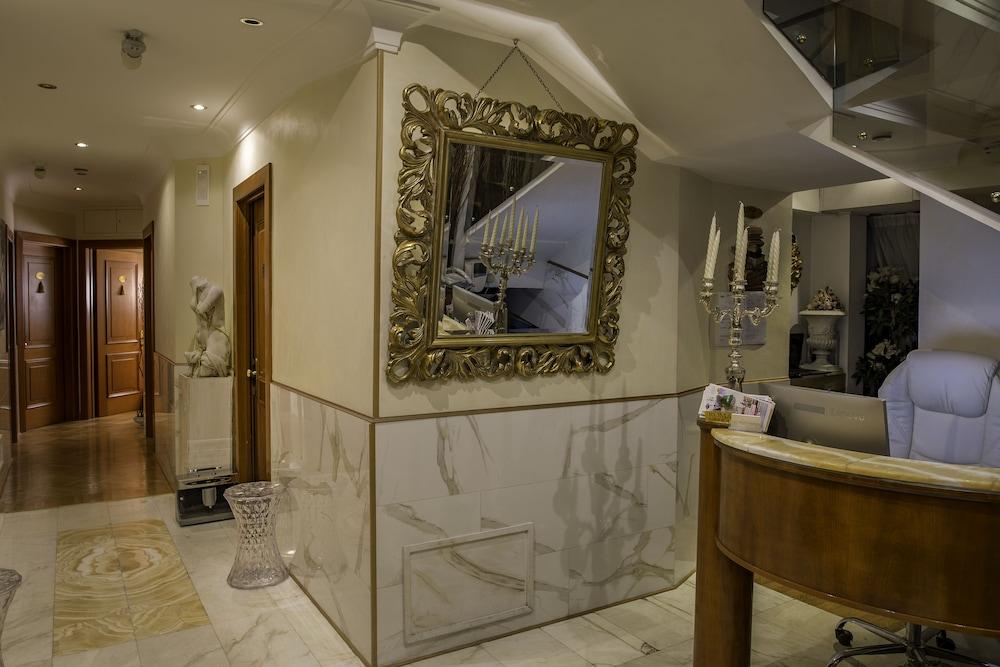 Luxury Rooms H 2000 Roma - Featured Image