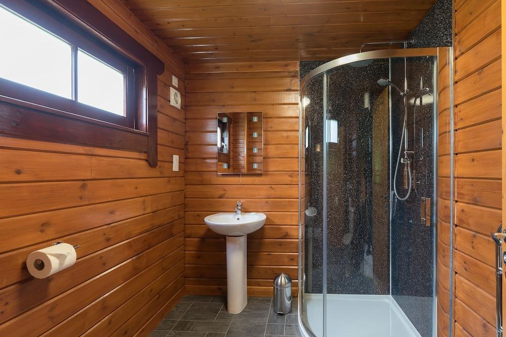 Lady Galloway Lodge 29 With Hot Tub, Newtonstewart - Bathroom