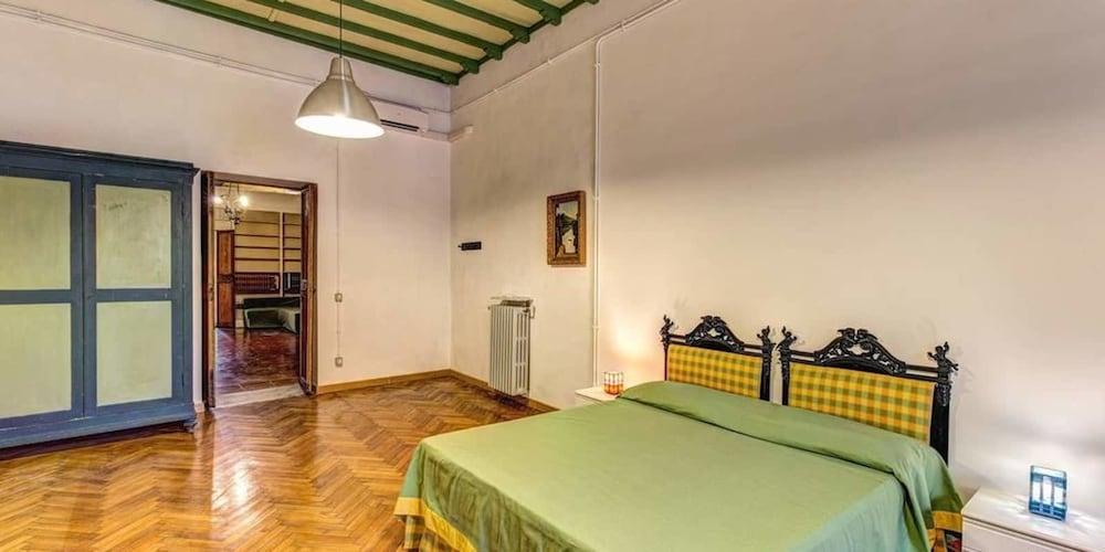 Campo de Fiori 3 bedroom apartment - Room