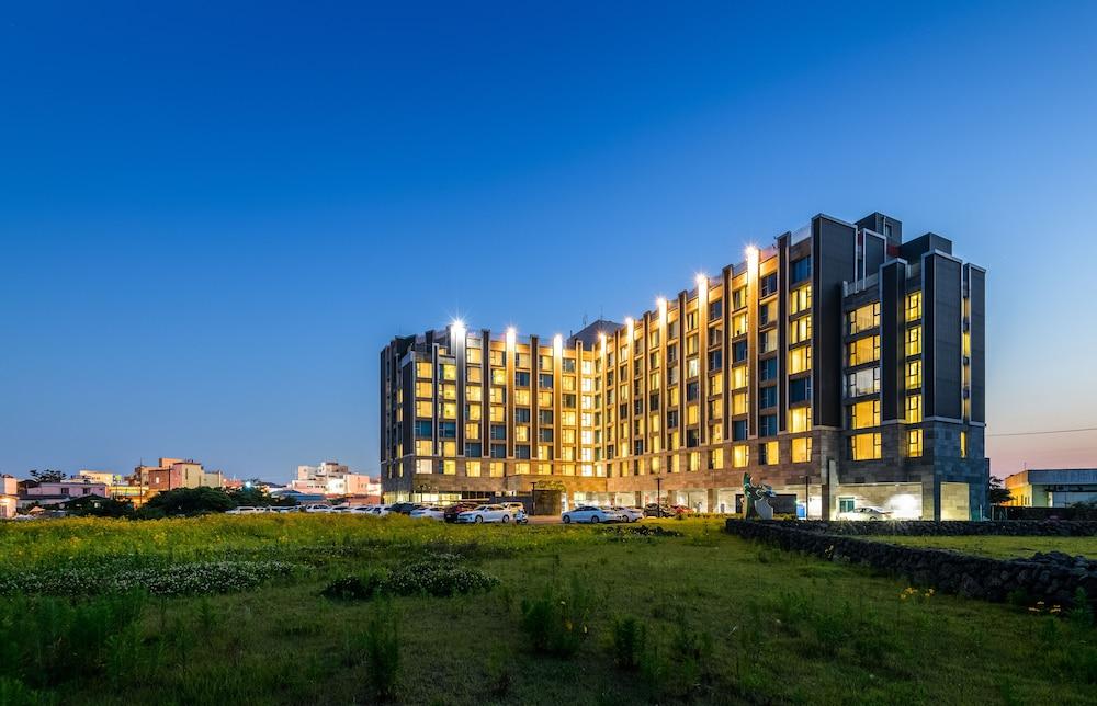 Brown Suites Jeju Hotel & Resort - Featured Image