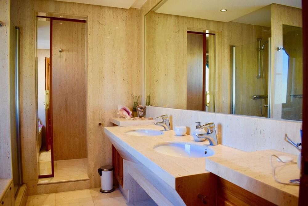 Luxury Villas de Costalita Marbella - Bathroom