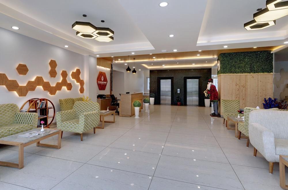 The Orchard Greens Resort - A Centrally Heated Property - Lobby Sitting Area