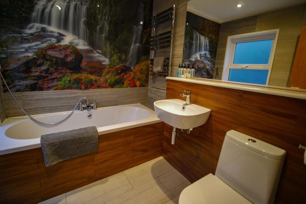 Waterfall Lodge - Bathroom