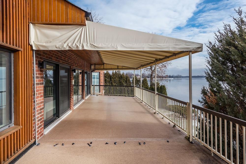Modern Luxury Furnished, Surrounding St-Lawrence River View, Tranquil Chalet - Exterior