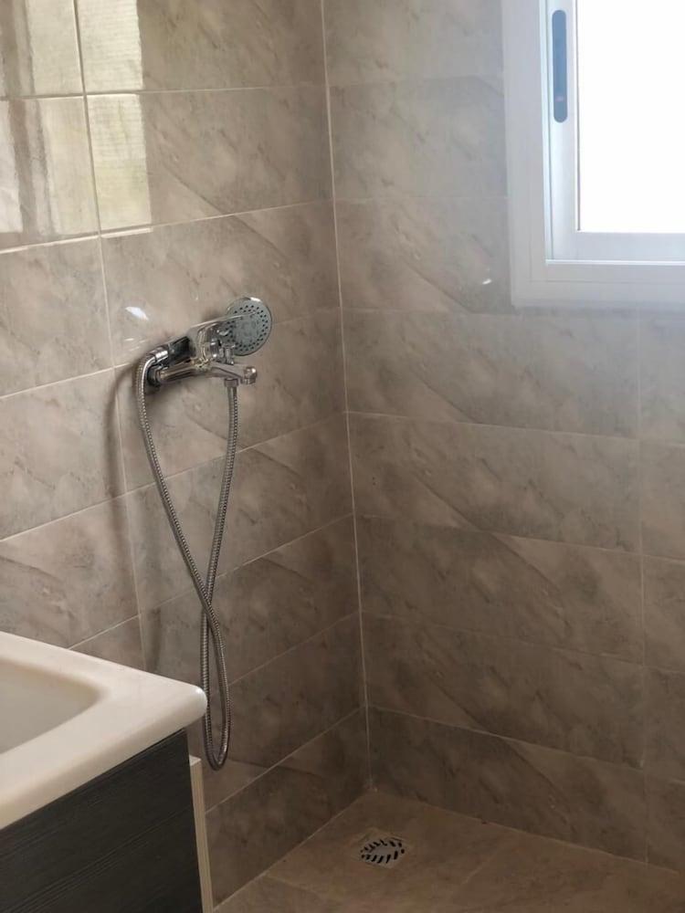 فيلا كاميليا - Bathroom Shower