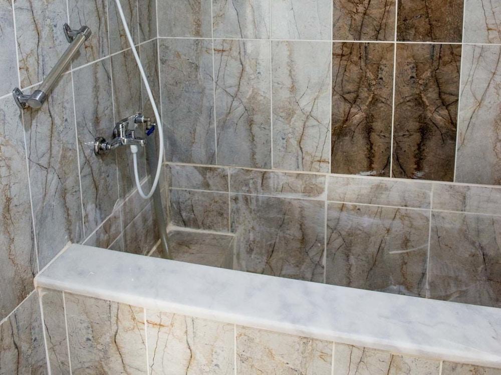 Oguz Pansiyon - Bathroom Shower