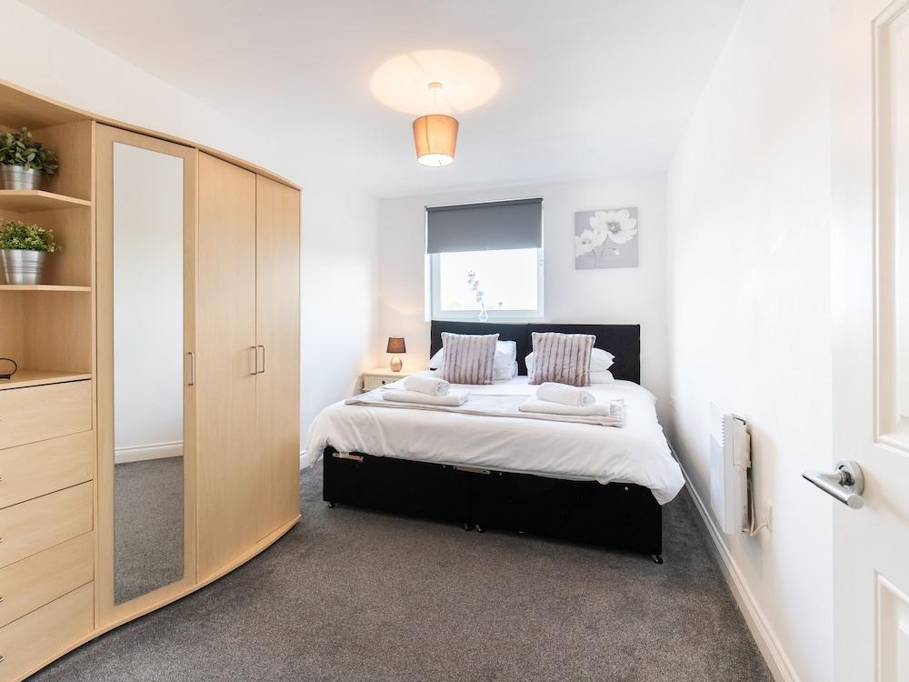 2 Bedroom Apartment Edinburgh Gate Harlow - Room