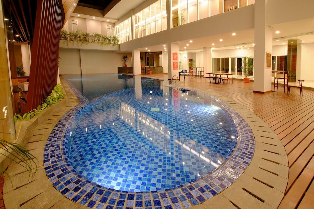 Antero Jababeka Hotel By Prasanthi - Indoor Pool
