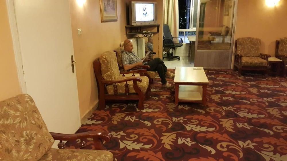 Nefertiti Hotel - Lobby Sitting Area