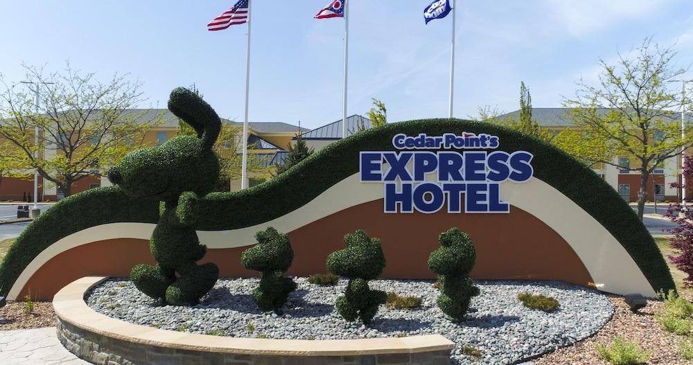 Cedar Point's Express Hotel - Featured Image