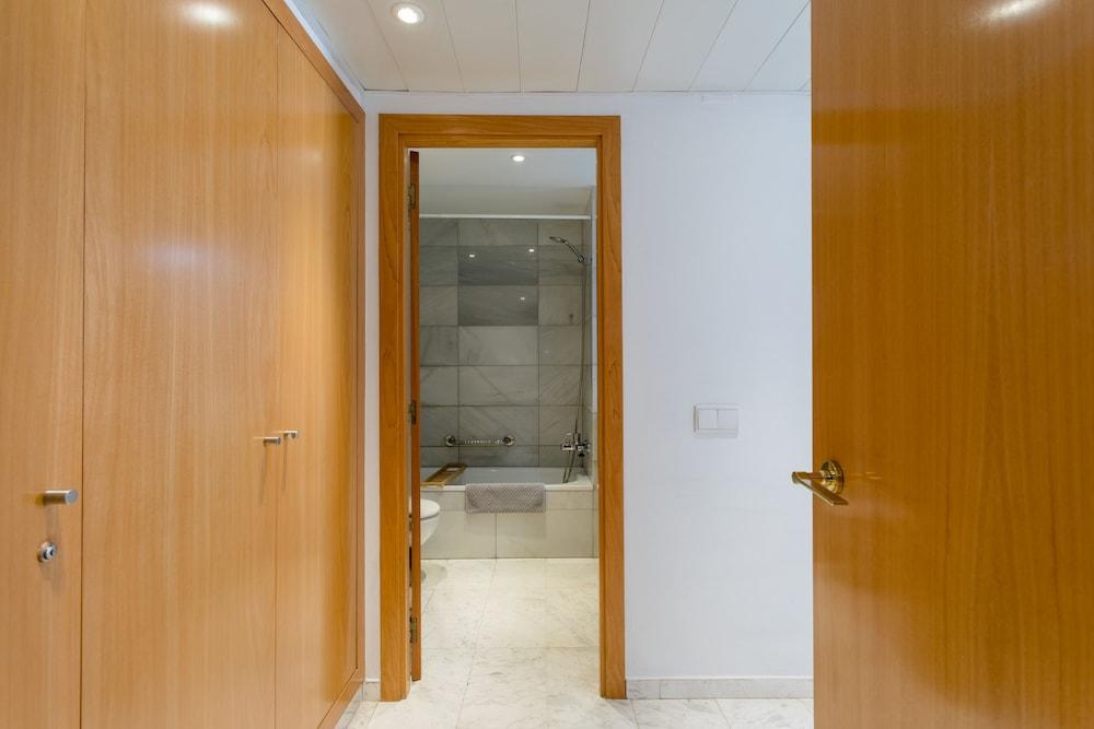 Unique Rentals - Stylish Seafront Duplex - Bathroom