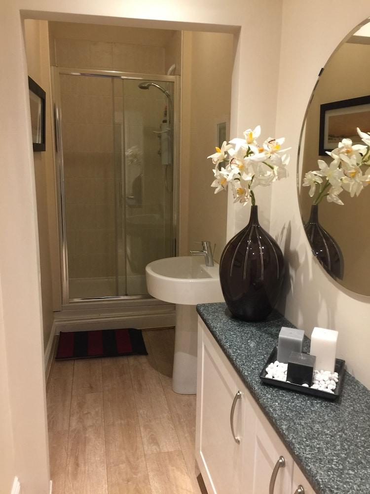 Great location 1 Bedroom Scotstoun Flat - Bathroom Shower