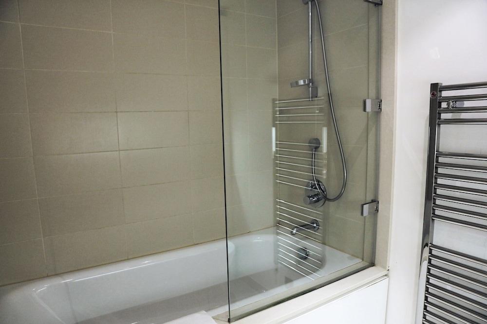 Silver Lining - Mile Apartments - Bathroom