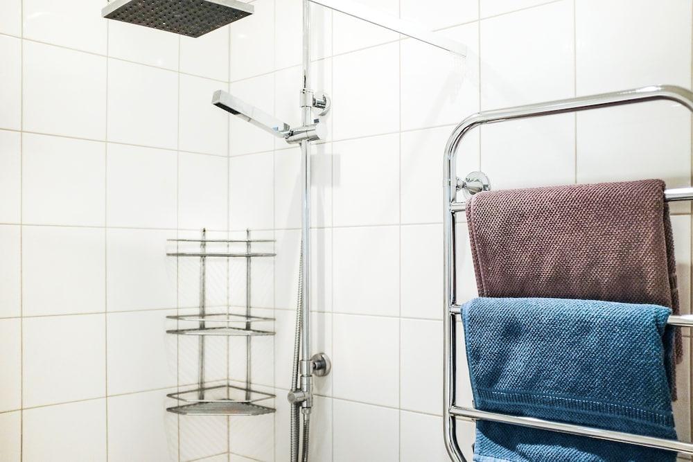 Comfortable Studio Apartment - Midsommarkransen - Bathroom Shower