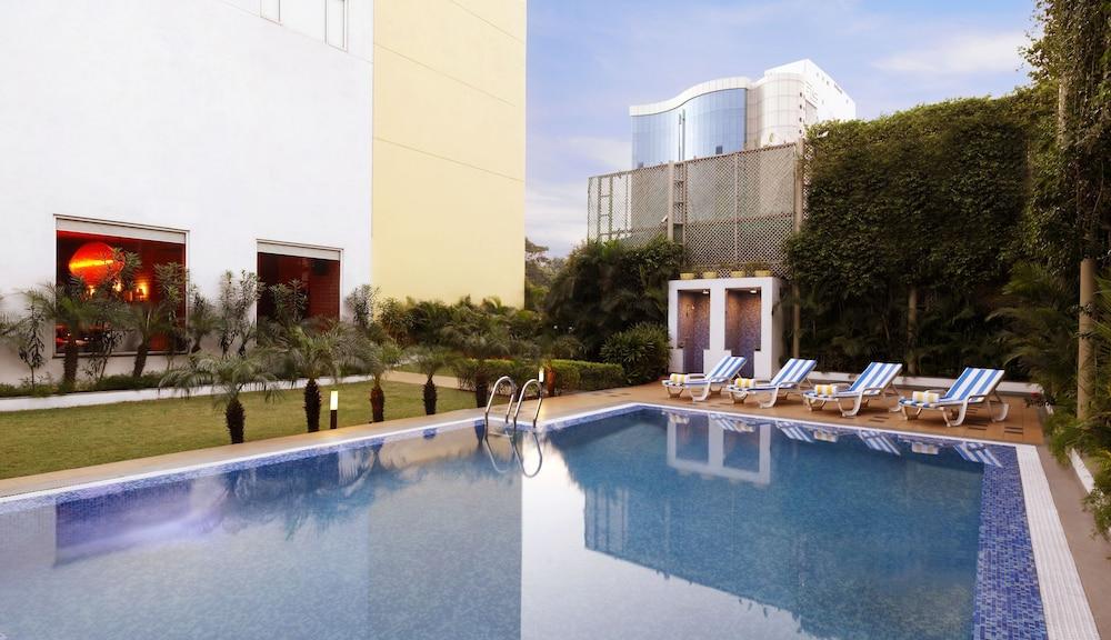 Lemon Tree Hotel Chennai - Pool